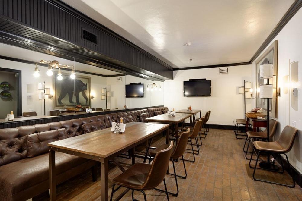 אספן Independence Square 213, Spacious Hotel Room With 2 Queen Beds, Wet Bar, And Sitting Area מראה חיצוני תמונה