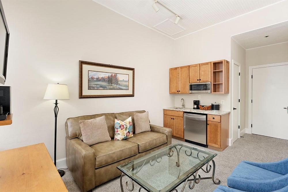 אספן Independence Square 213, Spacious Hotel Room With 2 Queen Beds, Wet Bar, And Sitting Area מראה חיצוני תמונה